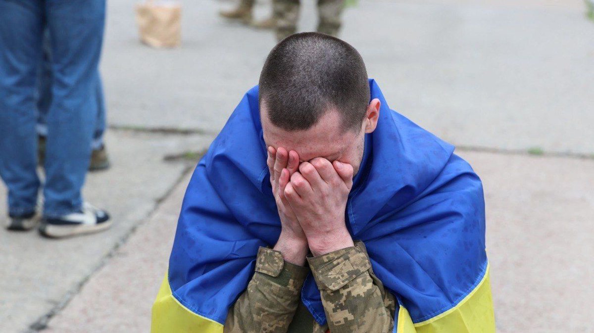 ❤️‍🩹 175 Ukrainian defenders and seven civilians are back from the Russian captivity as a part of a prisoner exchange.