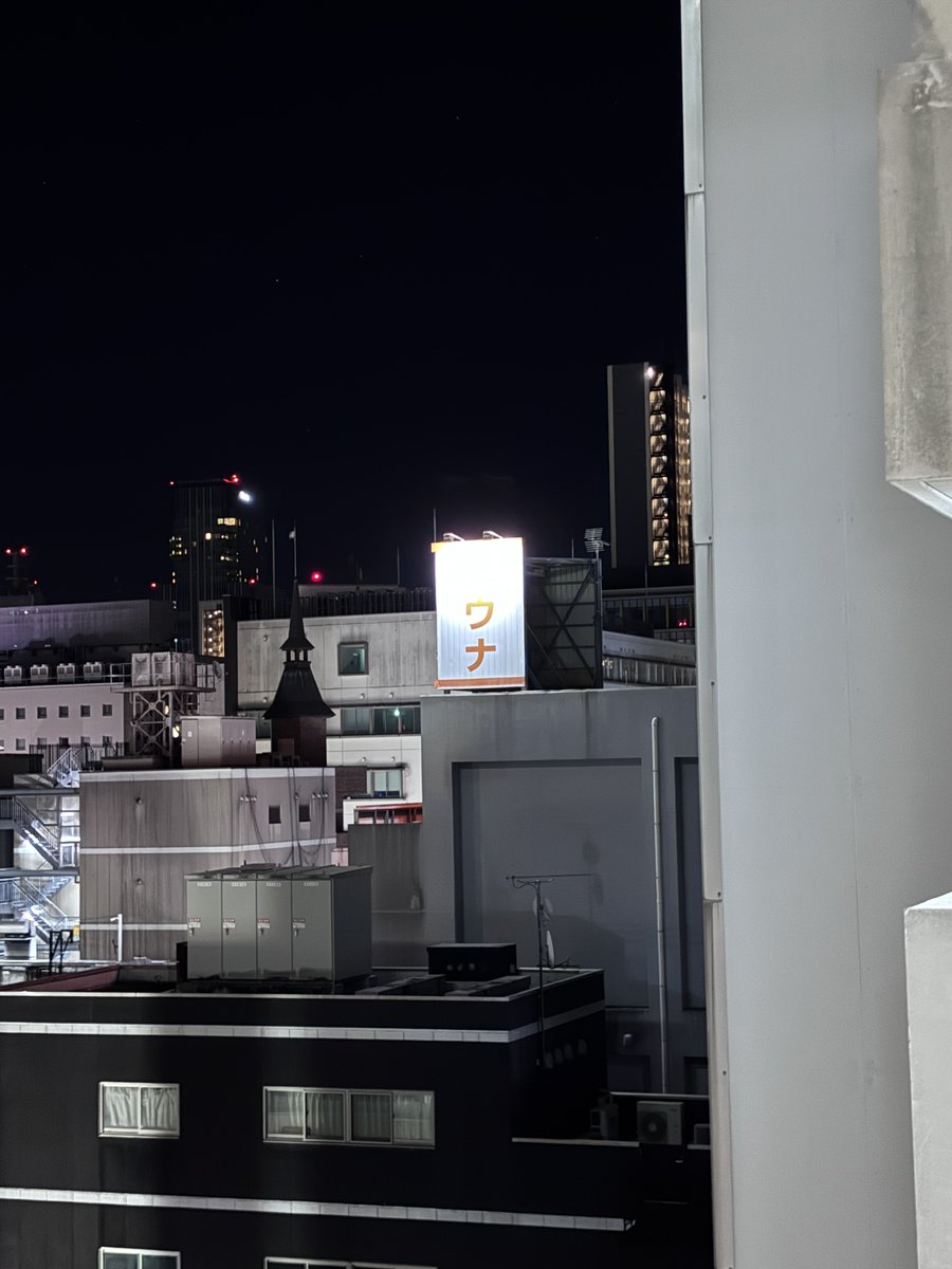 昨日は朝8時から現場へ入り様々な熱演を見て、みんなで今後の話をして朝まで駆け抜けた。久々に行けた店の夜景にはサウナが光ってました