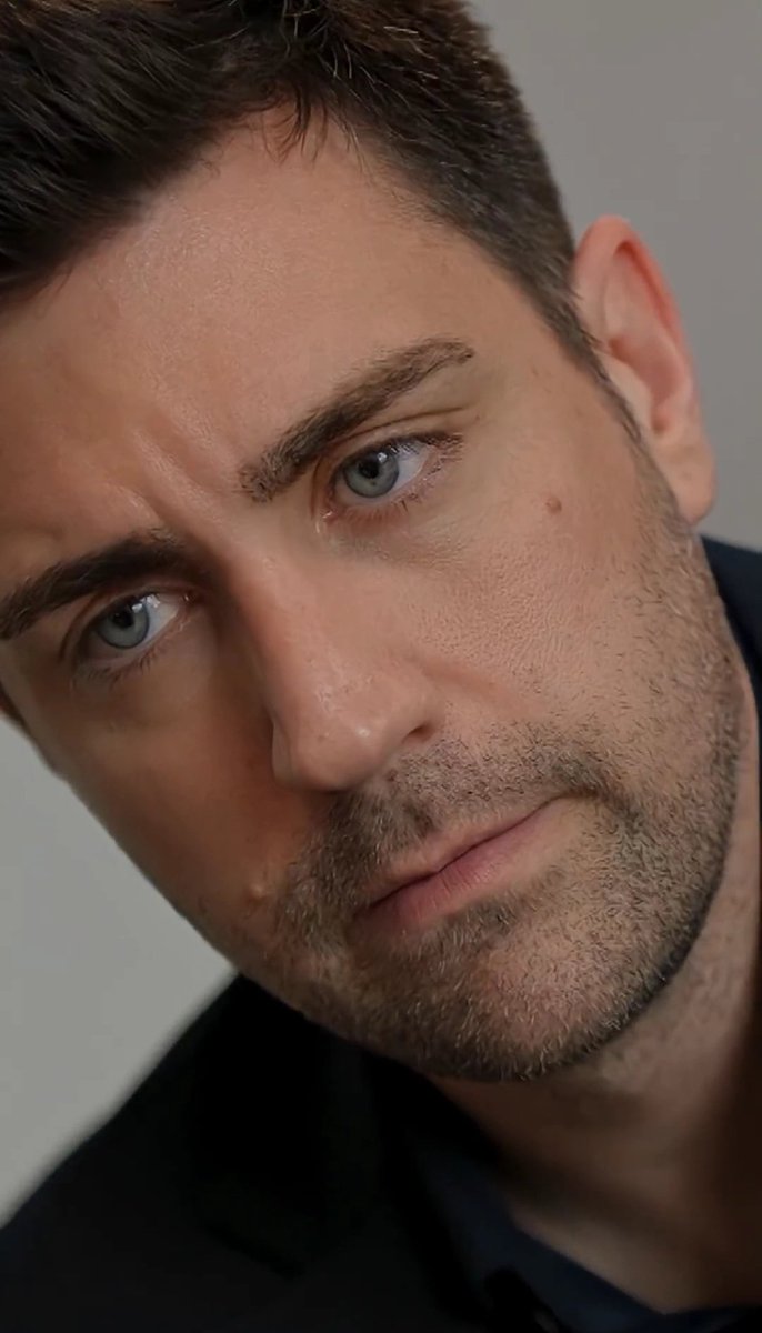 _no_r_'s tweet photo. Çağlar yaşlanmıyor. Çağlar’ın yakışıklılığı ve karizması zamanla daha da artıyor. Yüz hatları adeta çizilmiş gibi mükemmel. Ve her zaman parlayan gözleri. Çirkin ve yaşlı diyenler utanmalı. Zaten kıskançlıktan değil, kinden söylüyorlardı.
#ÇağlarErtuğrul
#çirkin https://t.co/Lw2XlBqIFP