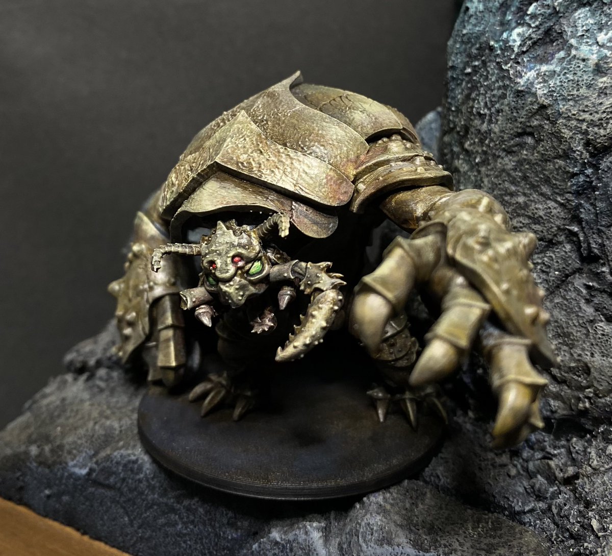 gomax20141's tweet image. アンバーハルク完成です！
#miniaturepainting 
#hotgoblin 
#dnd 
D&amp;amp;Dオリジナルクリーチャーの中でもかなり好きなモンスターです
地蟲のような甲虫のような外殻と複眼
そして鋭い牙や爪
迫力あるモデル、楽しくペイントできました