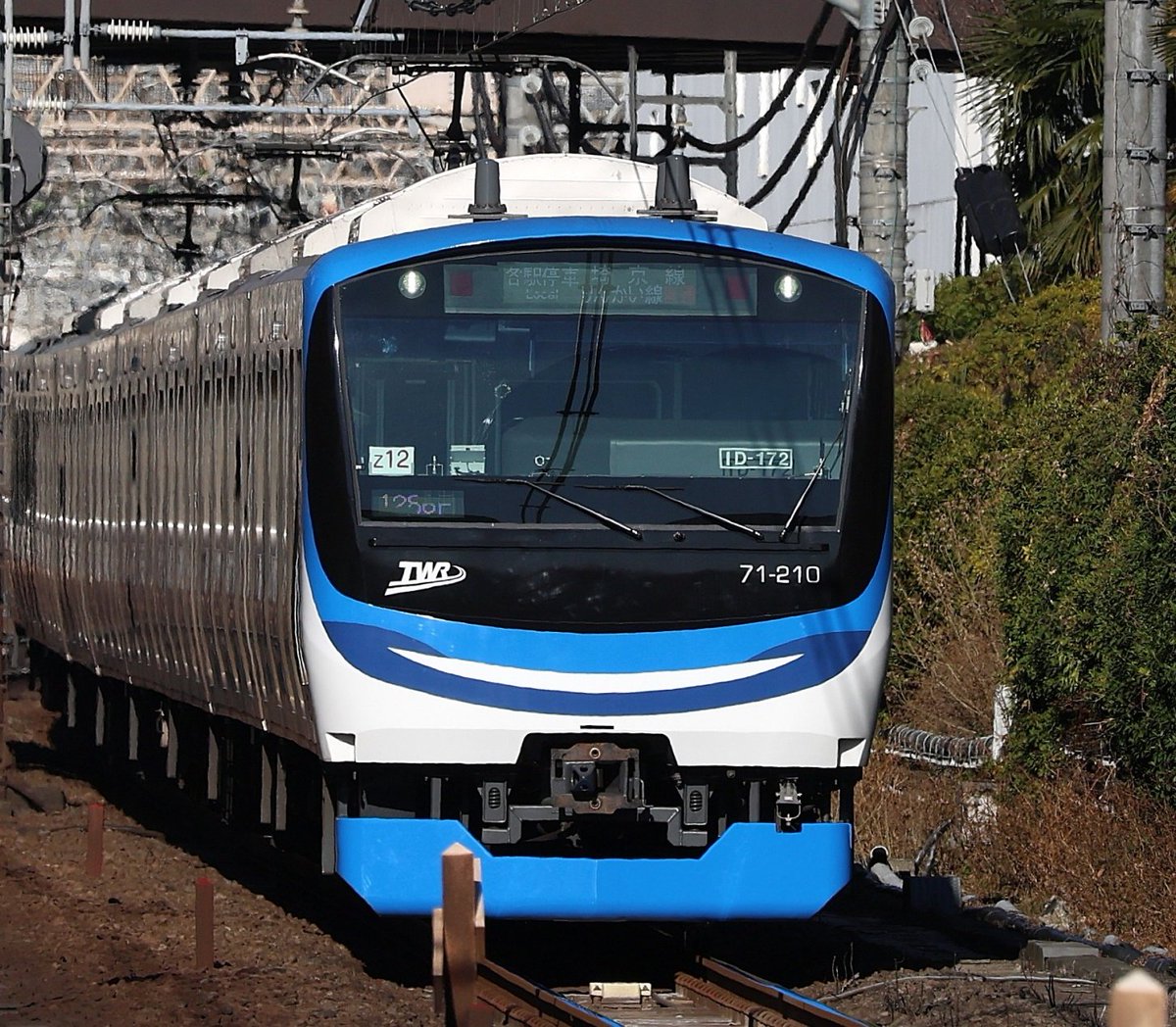 臨海高速鉄道りんかい線、 新型車両『71-000形』だよ！前面のデザインは「優しい微笑み」をイメージしたんだって～！もうお顔！ #まね鉄 ...