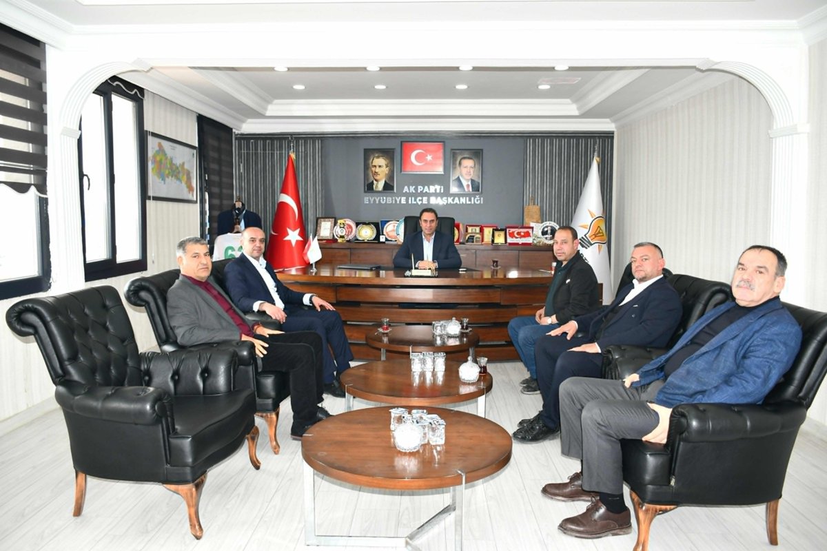 Gümüşkuşak Mahalle Muhtarımız Adnan İgalçı, İlçe Başkanlığımızı ziyaret etti.

Nazik ziyaretleri ve kıymetli sohbetleri için kendisine teşekkür ediyor, mahallemize yapacağı hizmetlerde başarılar diliyoruz.

#SüleymanElgün #AkEyyübiye #Eyyübiye 

#MilletimizleYolumuzBir