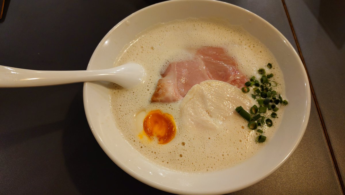 2neutral2's tweet photo. 泡とろ斎藤にて泡とろラーメンを😋
濃厚で個性的な泡スープはマイルドでウンマ😍
ごひいき券で明太子を頂いたがサービスとは思えないほどの量でありがたい🤩 https://t.co/iSnVB2zOTU