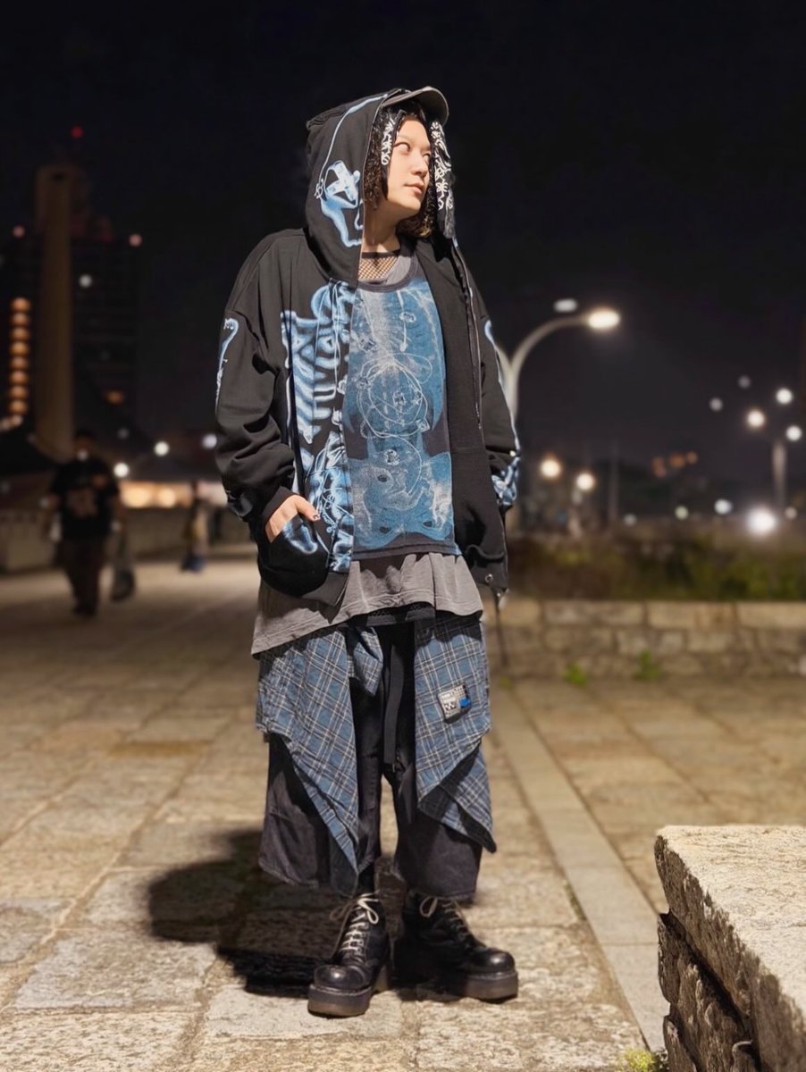 LIVE後は Produced by XG のAlien X-Ray Full Zip Hoodieを羽織って