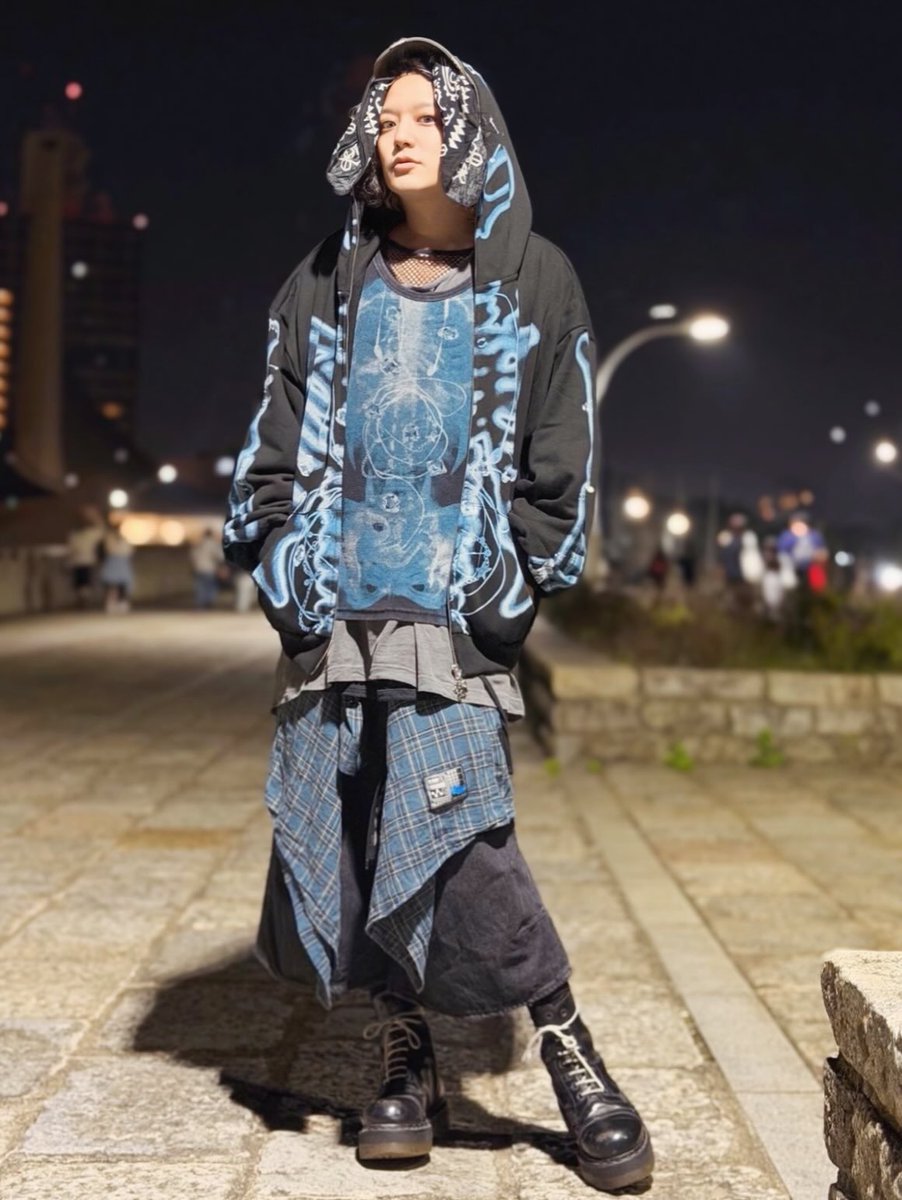 LIVE後は Produced by XG のAlien X-Ray Full Zip Hoodieを羽織って