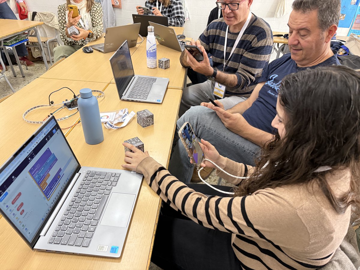 scratchcatala's tweet photo. @CollaClic hem programat un joc en realitat augmentada amb @Delightex_Edu i @mergecube!

#ScratchEDMeetup #BCN al #CollaClic2026
#GEGontheRoad https://t.co/Kz4TU74Khj