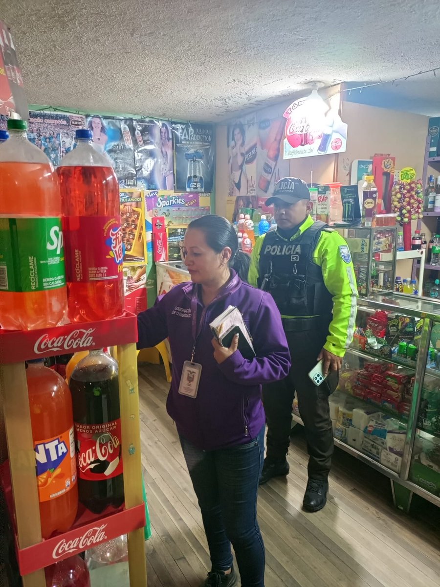 GoberChimborazo's tweet image. En Guano, la Comisaría Nacional junto a Policía Nacional ejecutó controles en establecimientos para verificar permisos de funcionamiento. Se constató su cumplimiento y actualización, fortaleciendo la legalidad y seguridad ciudadana. #Guano #Control #Seguridad