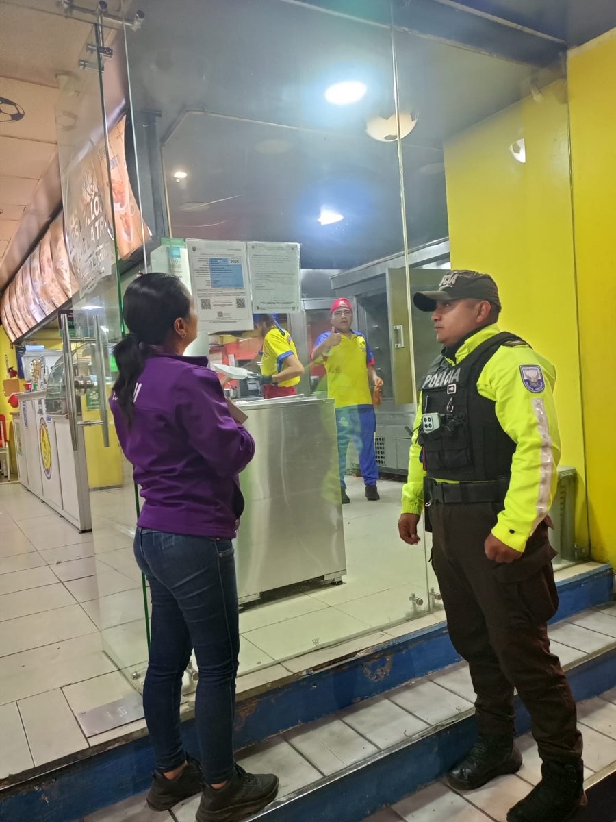 GoberChimborazo's tweet image. En Guano, la Comisaría Nacional junto a Policía Nacional ejecutó controles en establecimientos para verificar permisos de funcionamiento. Se constató su cumplimiento y actualización, fortaleciendo la legalidad y seguridad ciudadana. #Guano #Control #Seguridad