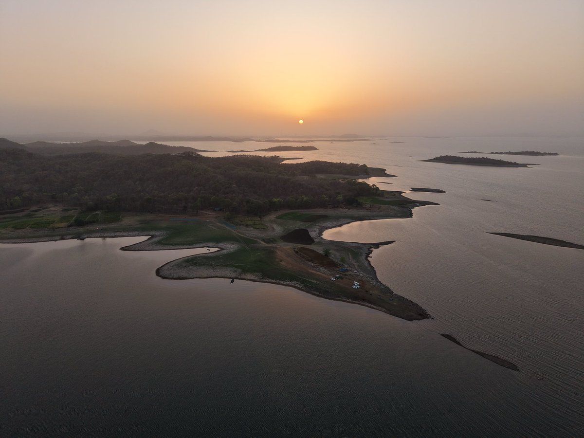 RFONesuwest's tweet image. This beautiful riverside bank along the Tapi river with many small scattered islands show an incredible insight into how nature unveils itself gracefully when least disturbed and most importantly kept clean. And the Sunset!#Environment #Tapi #Nature 
P.C. Anirudh Sanghani