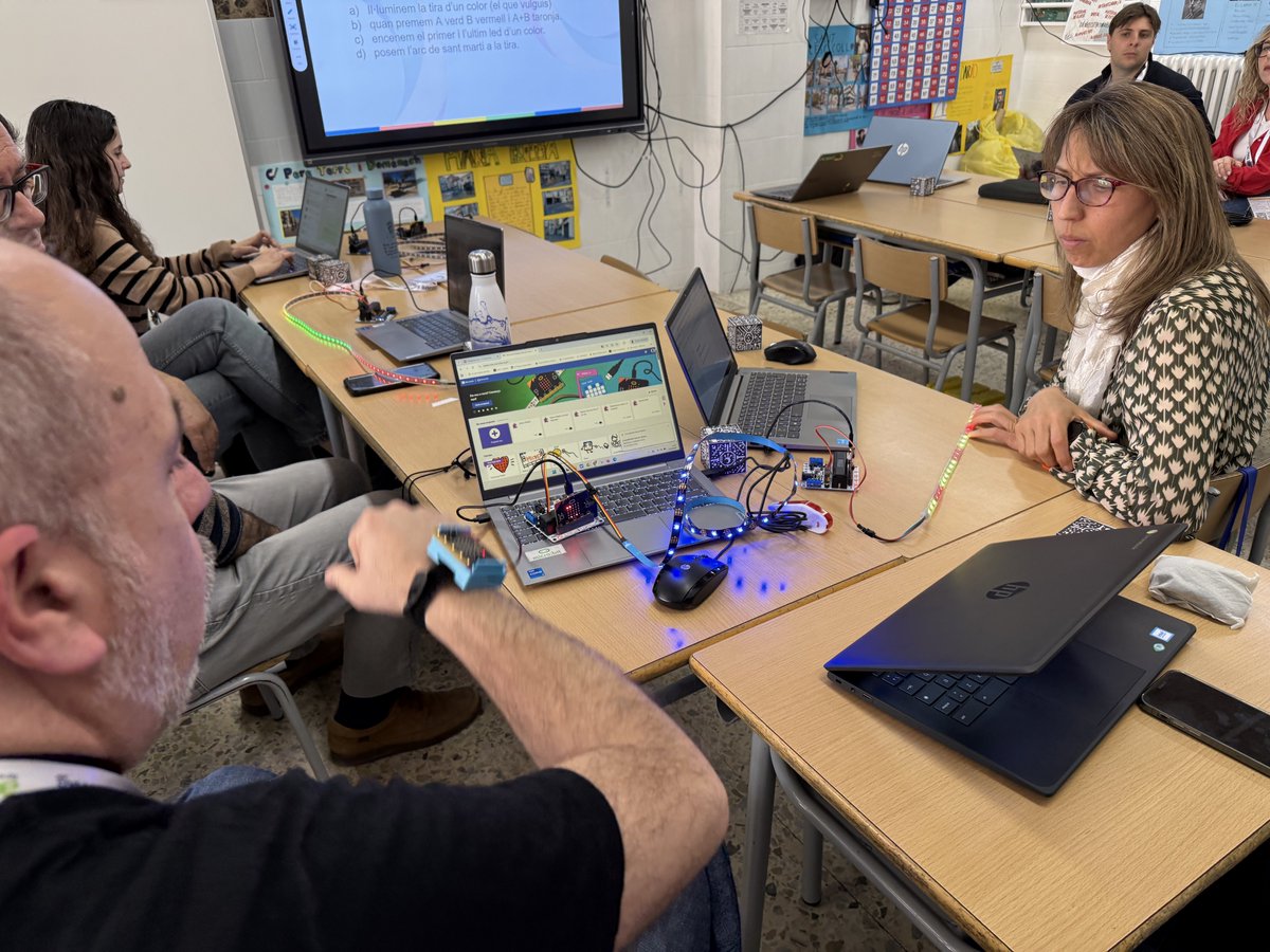 scratchcatala's tweet photo. @CollaClic @Delightex_Edu @mergecube hem programat llumetes RGB amb la #microbit i el @MSMakeCode!

#ScratchEDMeetup #BCN al #CollaClic2026
#GEGontheRoad
#microbitChampions https://t.co/B4j6Eibchc