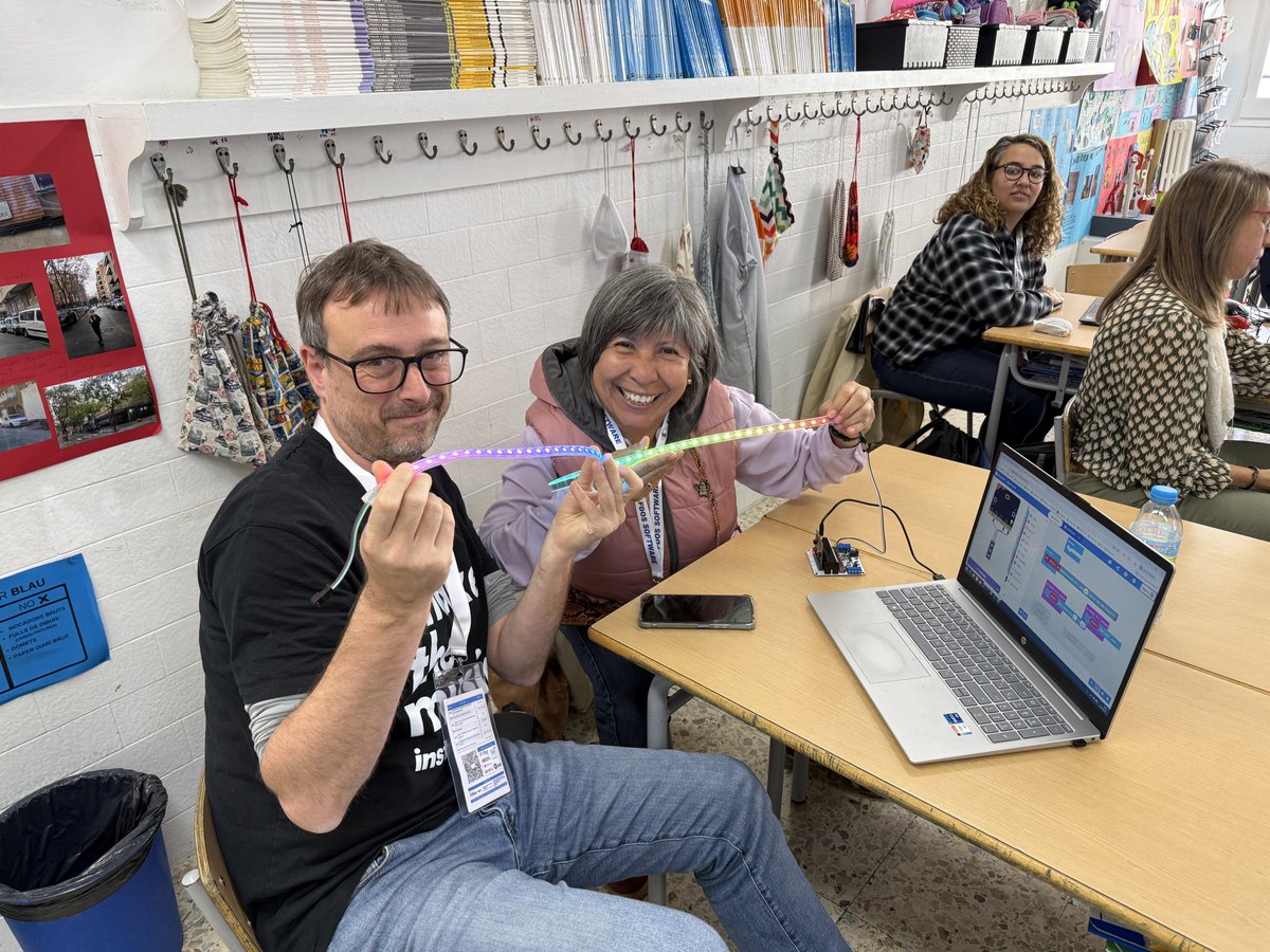 scratchcatala's tweet photo. @CollaClic @Delightex_Edu @mergecube hem programat llumetes RGB amb la #microbit i el @MSMakeCode!

#ScratchEDMeetup #BCN al #CollaClic2026
#GEGontheRoad
#microbitChampions https://t.co/B4j6Eibchc