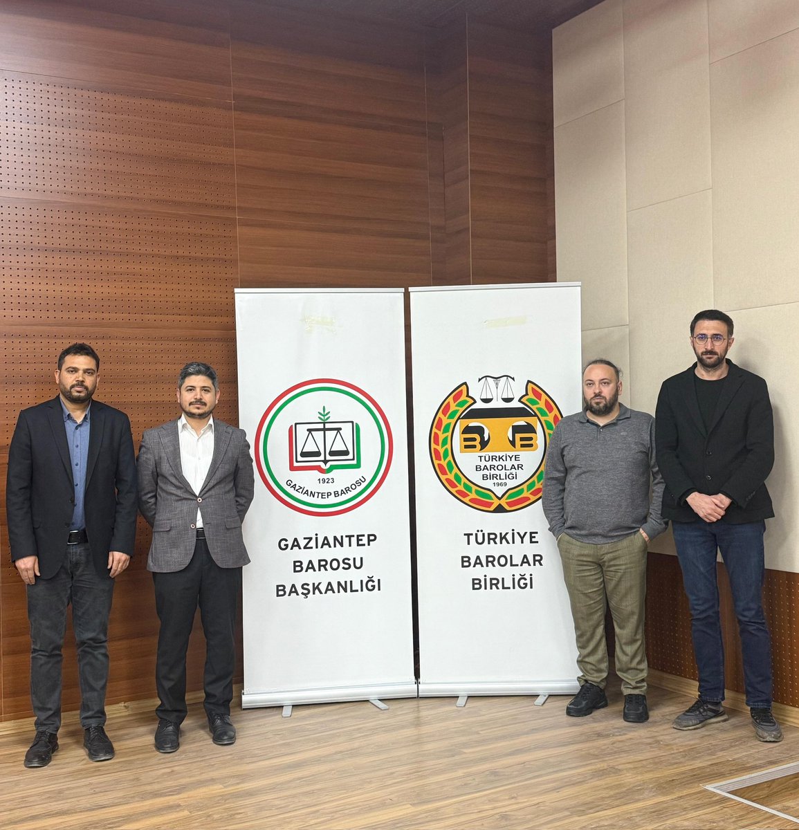 AvukatMerkezi's tweet photo. Bölge Barolarının Avukat Hakları Merkezleri tarafından her yıl olağan olarak gerçekleştirilen toplantıya,Urfa Barosu'nu temsilen katılım sağlanmıştır. Bu kapsamda hazırlanacak sonuç bildirgesine baromuz adına görüş sunulmuş olup, değerlendirmeler bildirge metnine derc edilmiştir. https://t.co/ZEK7Htpxba