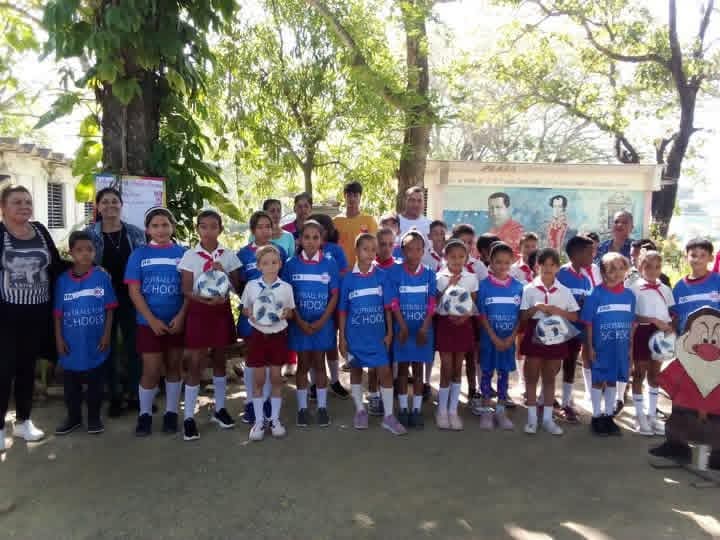 Recibe la escuela Ernesto Guevara de la Serna una donación de FIFA por los excelentes resultados deportivos.Muchas Felicidades #EducaciónYara,
#EducaciónGranma, #CubaMined