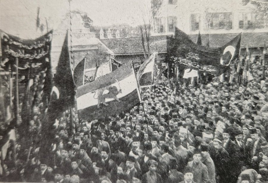 I. Dünyâ Savaşı sırasındaki Cihâd-ı Ekber îlânı sonrasında İstanbul'da Harbiye Nezâreti önünde toplanan kalabalığın elinde Osmanlı bayrağı arasında Şiilerin bayrakları görülüyor. Sünnî Arablar cihâd çağrısına uymazken, Şiî Îrân Türkleri ve Iraklı Şii Ayetullahlar cihâd çağrısına