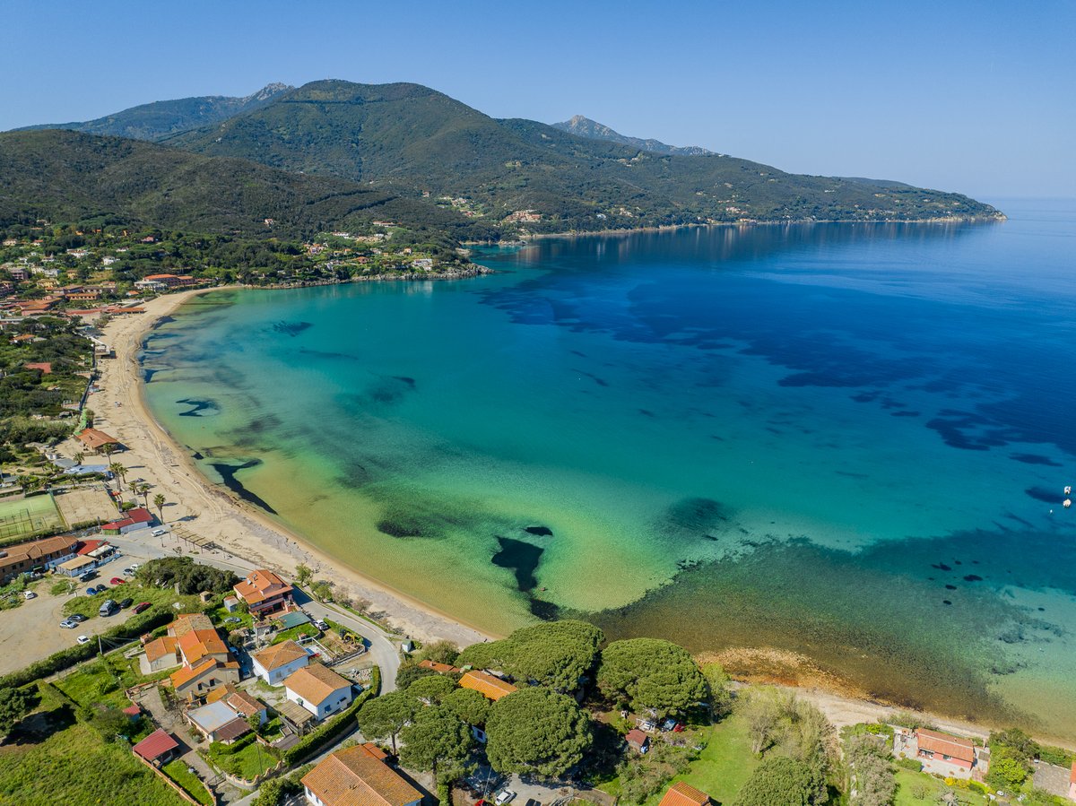 VisitElbaIT's tweet photo. L’abbraccio di Procchio e Campo all'Aia visto dall’alto. Un mosaico di sabbia dorata e acque cristalline che si prepara a risplendere per la nuova stagione. ✨🌊

📸 Photo by Daniele Fiaschi

#visitelba #procchio #isoladelba #toscana #mare https://t.co/sTqtwLkYNj