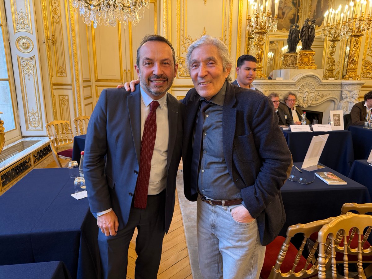 Si heureux de retrouver mon cher #Boualemsensal après ces longs mois de prison en Algérie , à l’occasion du prix du livre politique à @assembleenationale. Et en forme comme un jeune homme!
