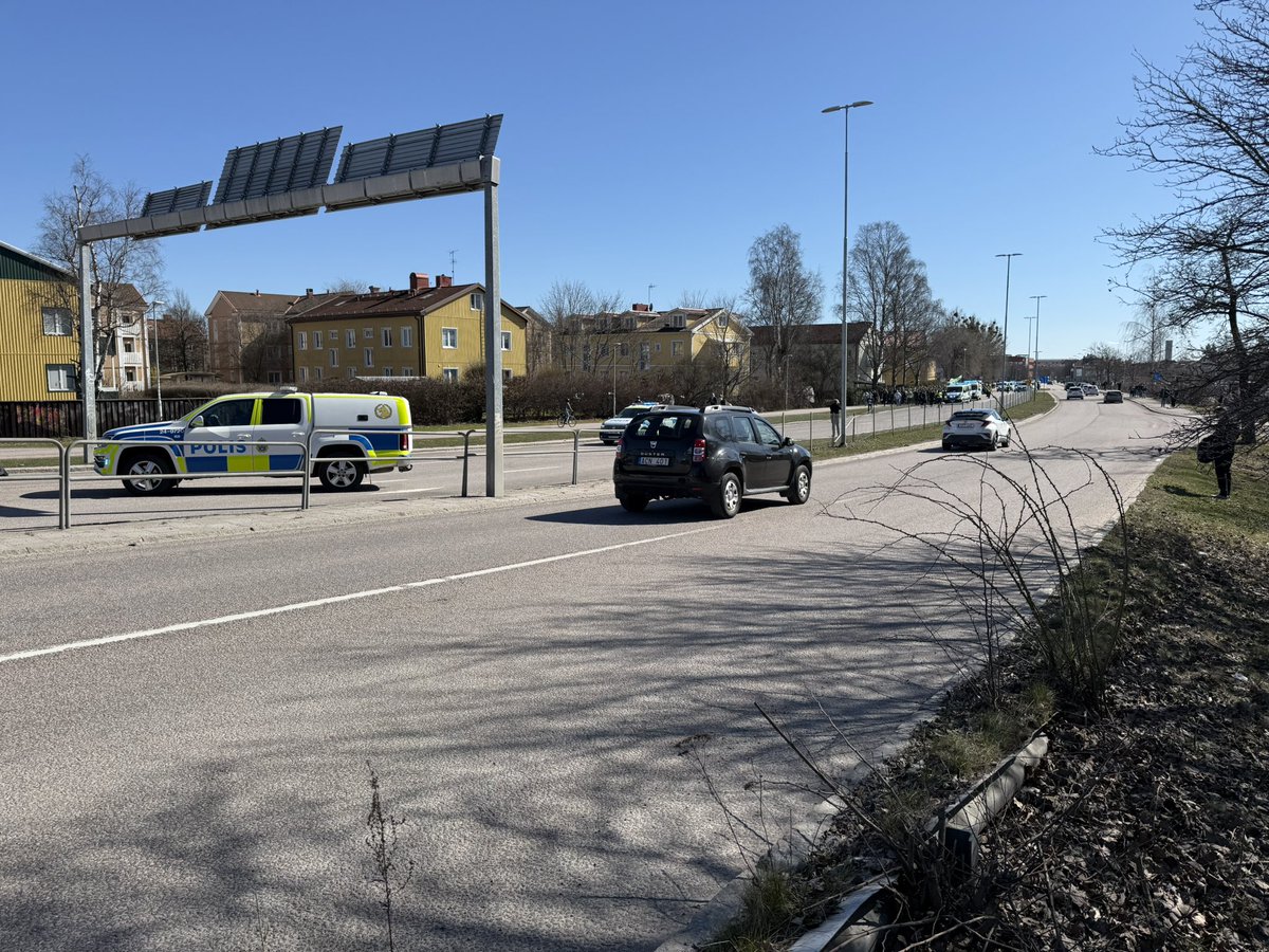 Supportermarsch från stan med uppskattningsvis 500 personer. Inget stök. Inga bortasupportrar. 

Totalt minst 12 blåljusbilar och bussar med runt 50 talet poliser. 

Hur var det med resursbrist och prioriteringar? 
#svpol #allsvenskan #polisen #svenskfotboll