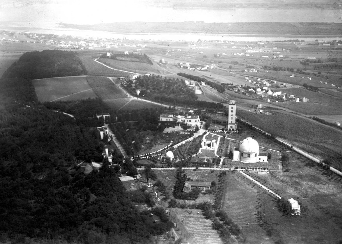 Panoramski aero snimak nove Opservatorije na brdu Veliki Vračar današnja Zvezdara , u pozadinin se vidi Dunav i Veliko ratno ostrvo 
Foto : 1939. godina