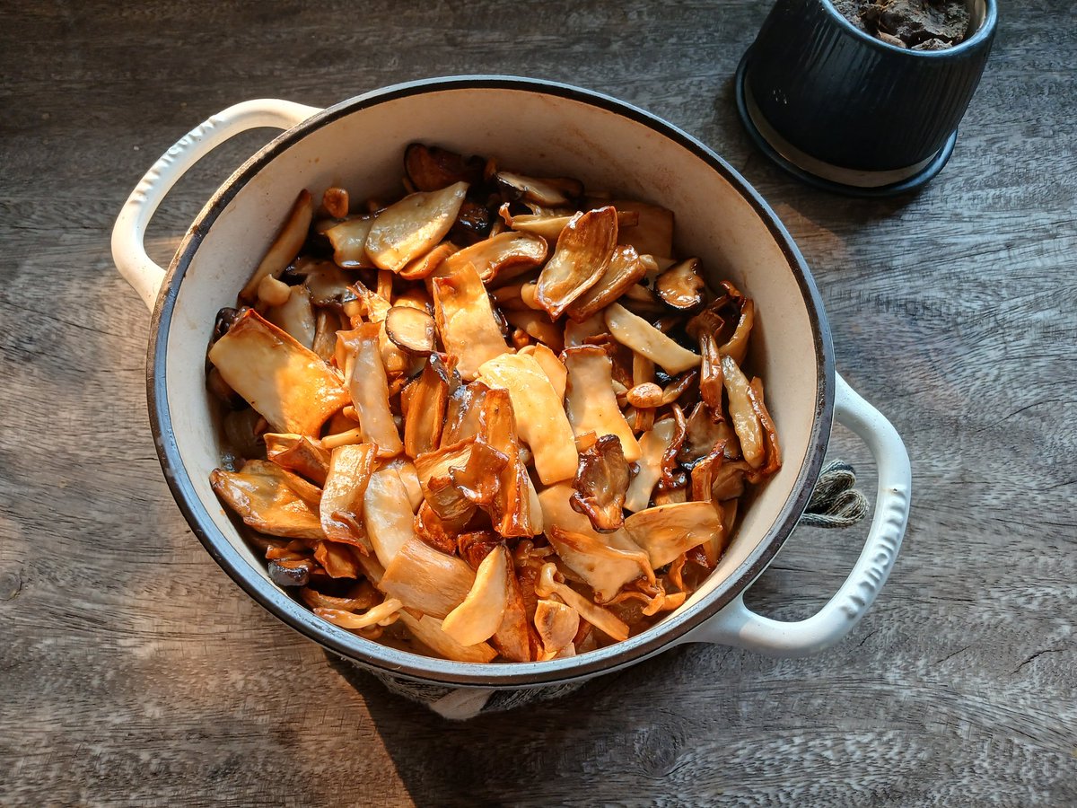 สูตรจ้า เผื่อทำกินวันสงกรานต์ ปรับสูตรมาจากสูตรข้าวอบเห็ดกรอบมิโสะร้านโมโมฟุกุที่เป็นไวรัลอยู่ช่วงนึง ปรับสูตรแบบไม่ใช้เตาอบ+เครื่องปรุงเท่าที่มี

เครื่องปรุง สำหรับ 4 ที่
-ข้าวญี่ปุ่นหรือถ้าใครซื้อข้าวโดยบือโปะโหละโพปรีไปก็ใช้ได้ 1.5ถ้วยตวง ซาวให้สะอาด แช่น้ำไว้ 30นาทีขึ้นไป