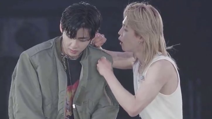 taesl0ver's tweet photo. 1 hour into the concert mind you #vmingay #vminforever #vminmarried #vmincouple #vminreal https://t.co/5yFvZgL0rf