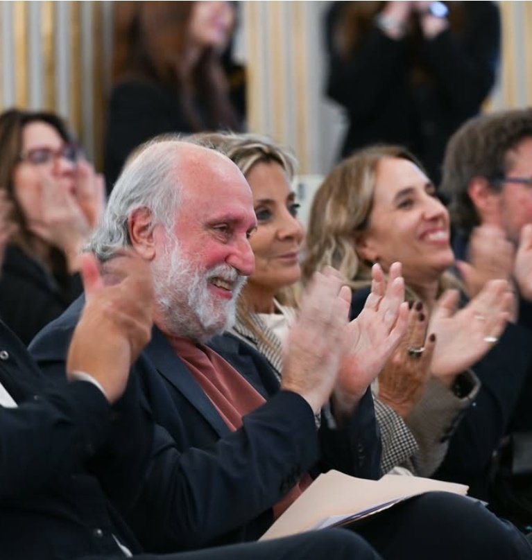 cburgueno's tweet photo. Gran reconocimiento al inmenso @GrinbankDaniel en la @LegisCABA. La pregunta es como no ocurrió antes, a una persona que hace vibrar culturalmente a la ciudad desde hace décadas! https://t.co/H4EmOiomGR