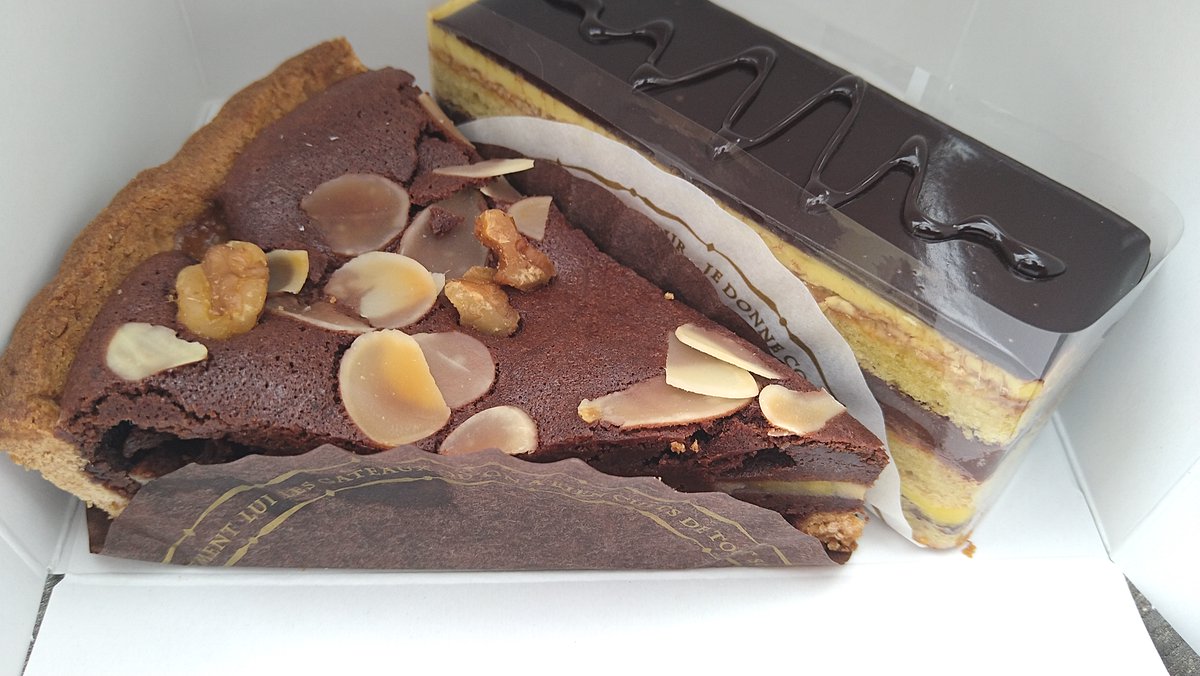 heat_blue300's tweet image. 富岡市もみじ平公園にある電気機関車デキ２号 1924年製のドイツから輸入された電気機関車です🙂 100年前の電気機関車🚋を見ながら、MIKADOさんのピスタチオとカカオの🍰とバナナ🍌タルトを頂きました😋 MIKADOさんの絶品スイーツは最高の癒しです✨ #MIKADO #ピスタチオ #デキ #もみじ平公園