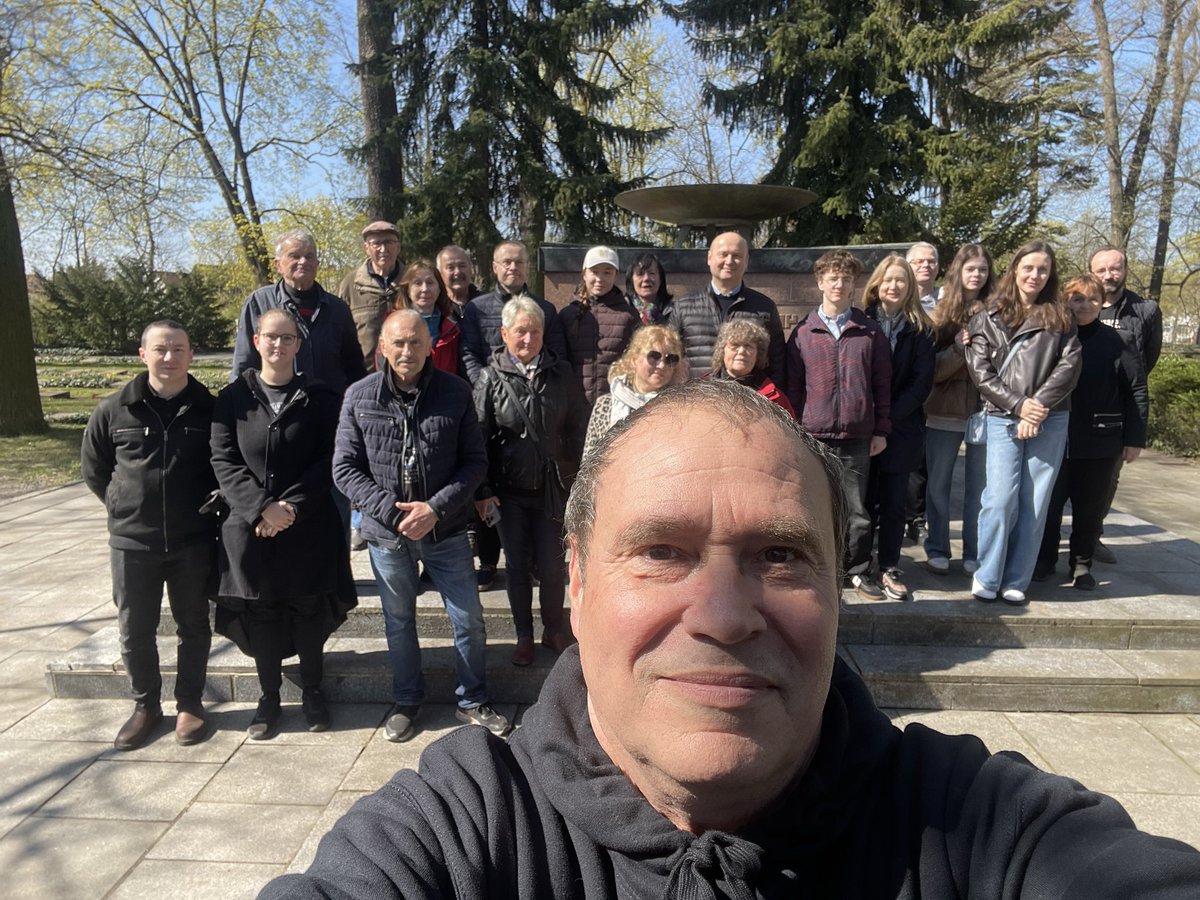 KvLinke's tweet photo. Frühjahrsputz 2: Gemeinsames aufräumen mit der Deutsch-Russländischen Gesellschaft, Geschäftsführern und Mitarbeiter:innen der Botschaften. Anschließend gemeinsame Ehrung für die Gefallenen. 
Vielen Dank allen 26 Teilnehmenden für die tolle Aktion. https://t.co/rQ1kgFgokL