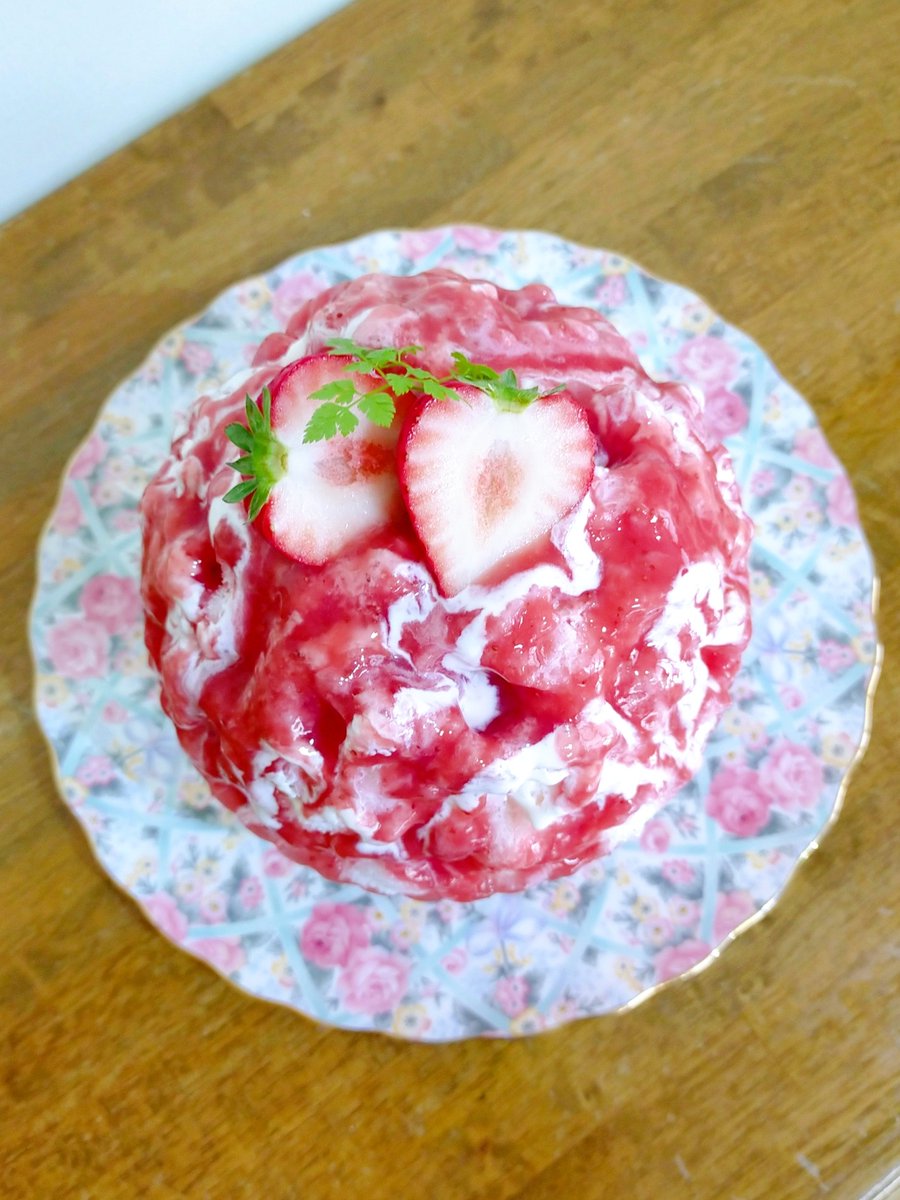 LEE8253's tweet photo. おうちかき氷🍧
◇いちご
ミルクベースに
フレッシュないちごソースをたっぷり🍓
マスカルポーネでコクをプラス✨ https://t.co/6n7qJg5tKl