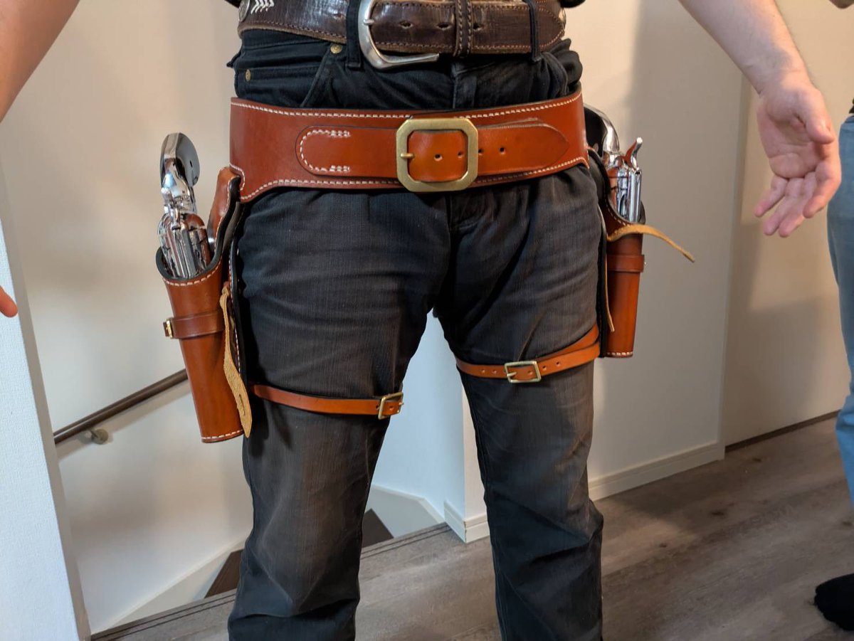 この度ガンプレイショー用のガンベルトをフランク氏<a href="/FrankGunleather/">フランク斎藤</a> にオーダーメイドしました！
二丁吊りのガンベルト！
やったぜ。