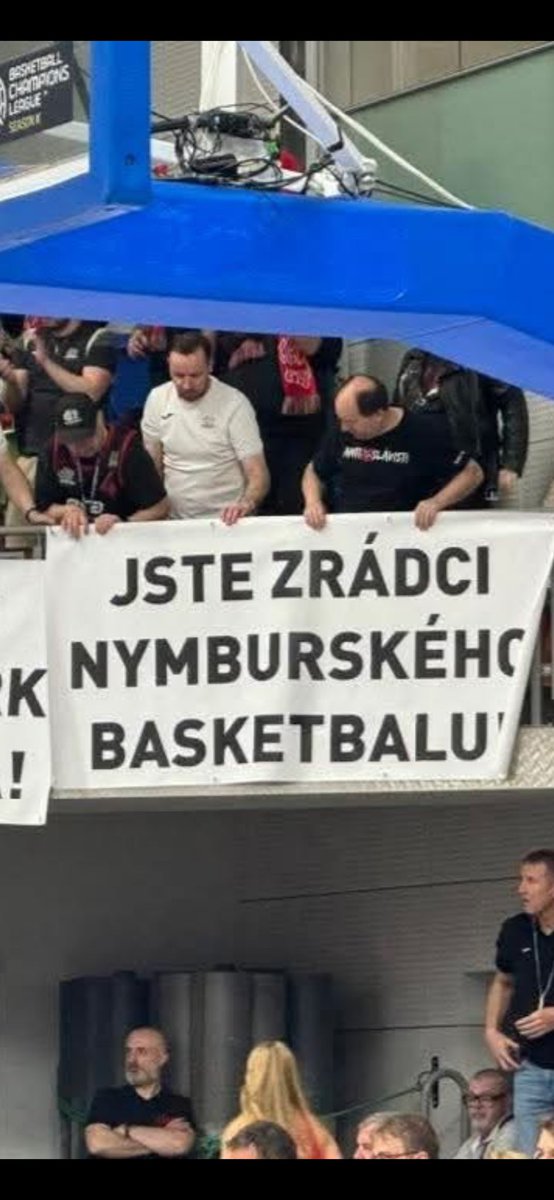 patricksvo1892's tweet photo. @kenny_cz Já jako jako občan z Nymburka to spojení rád vítám a s těmito občany se vůbec neztotožňuji kór s tím panem s diskem na hlavě https://t.co/cOhMlzYduG