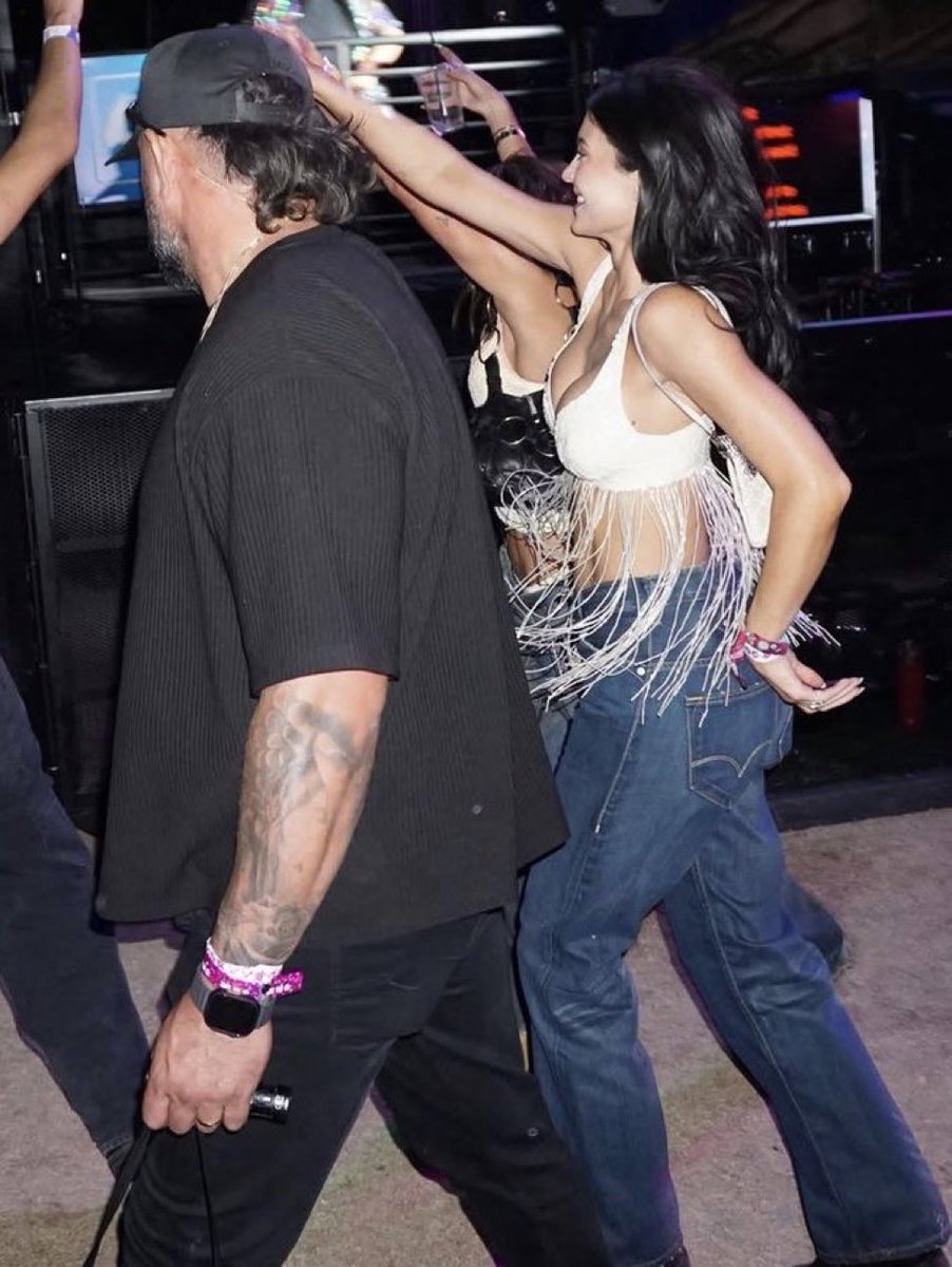 nunca vou entender essa obsessão da kylie em usar CALÇA JEANS em um festival