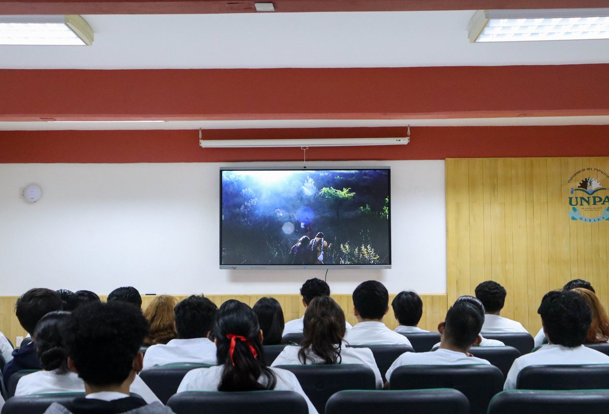 SECULTA_GobOax's tweet image. 🎬🌸 #SECULTA, en coordinación con la #Universidad del #Papaloapan, llevó #CineParaTodasYTodos como parte de la #PrimaveraCultural 🎞️
👩🏽‍🎨🏺 Cortometraje sobre artesanas del barro rojo de #Tlapazola 🇲🇽
🌿💬 Cultura que llega a espacios educativos 🎥✨