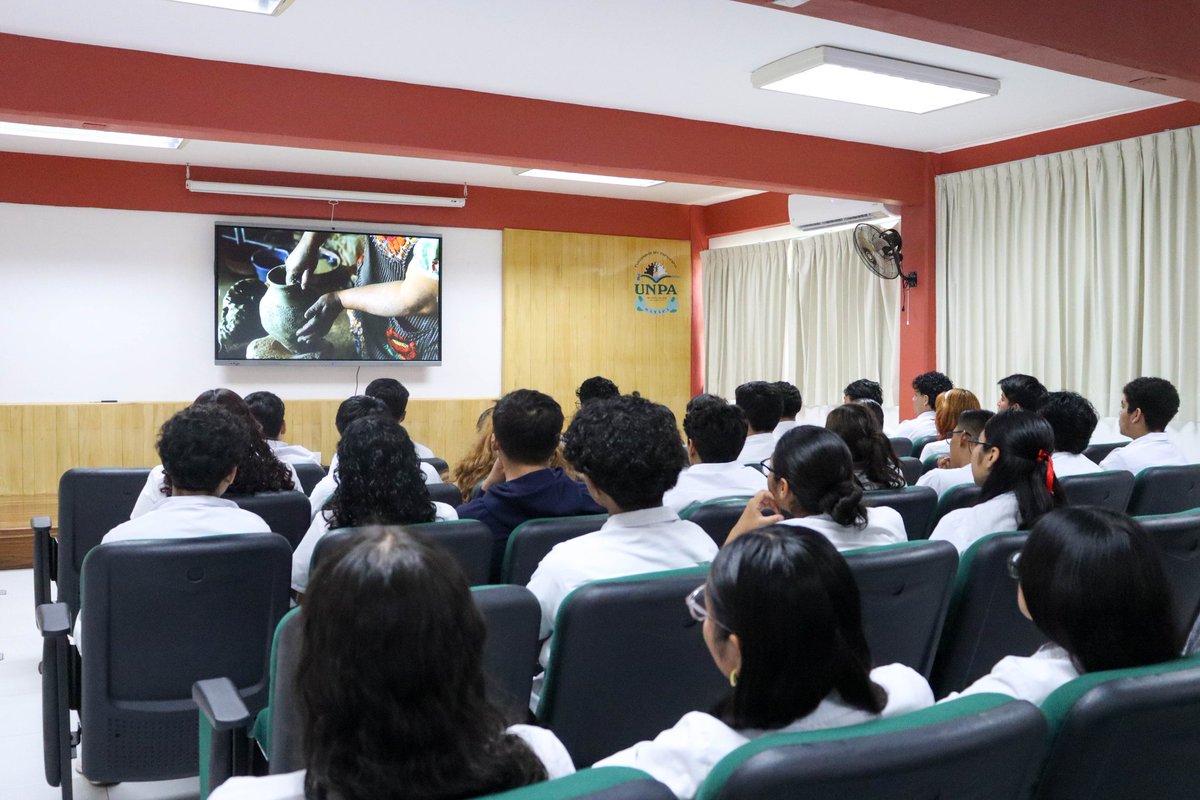 SECULTA_GobOax's tweet image. 🎬🌸 #SECULTA, en coordinación con la #Universidad del #Papaloapan, llevó #CineParaTodasYTodos como parte de la #PrimaveraCultural 🎞️
👩🏽‍🎨🏺 Cortometraje sobre artesanas del barro rojo de #Tlapazola 🇲🇽
🌿💬 Cultura que llega a espacios educativos 🎥✨