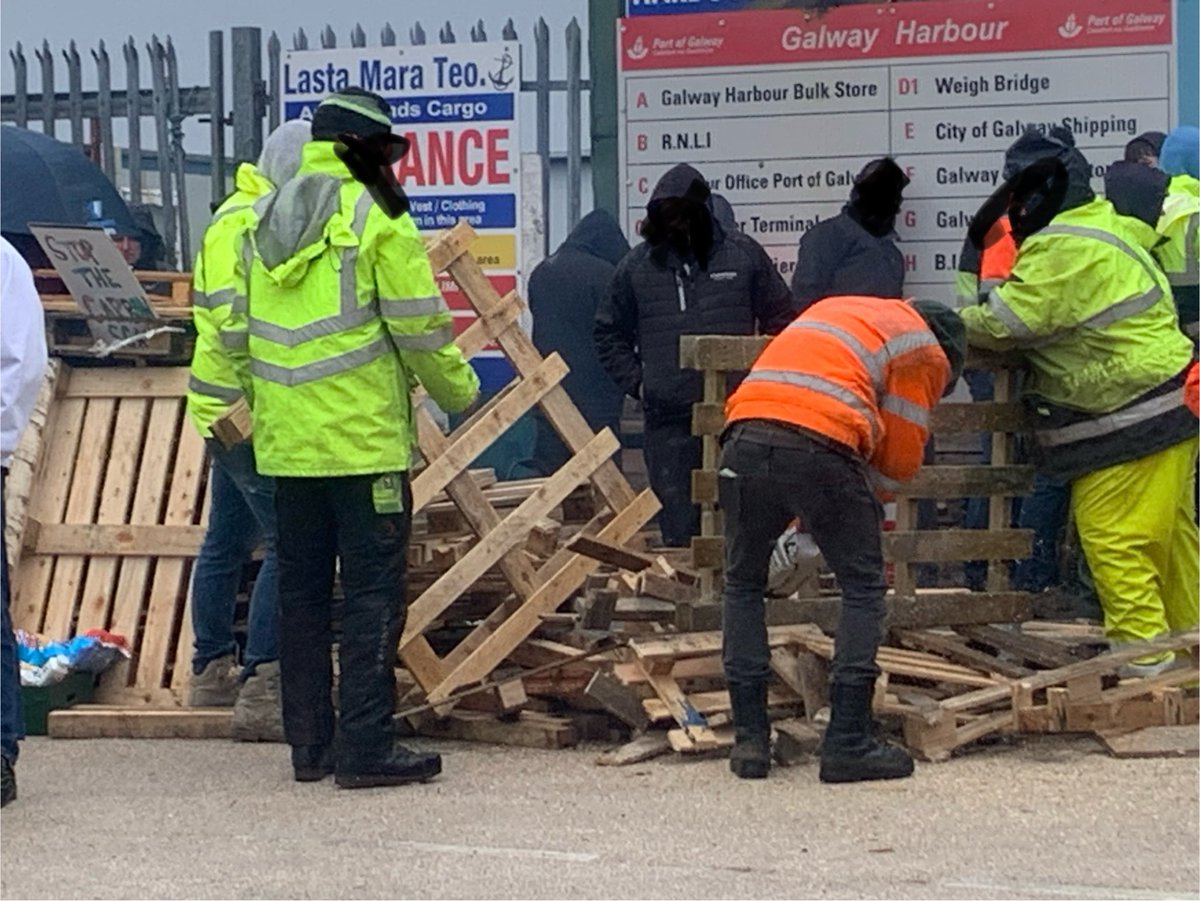 gunhilljen13's tweet image. Just left the Galway #fuelprotest. It does not look like the lads plan to leave anytime soon. They just let out a couple of tankers.. now it’s up to Mehole to LISTEN.