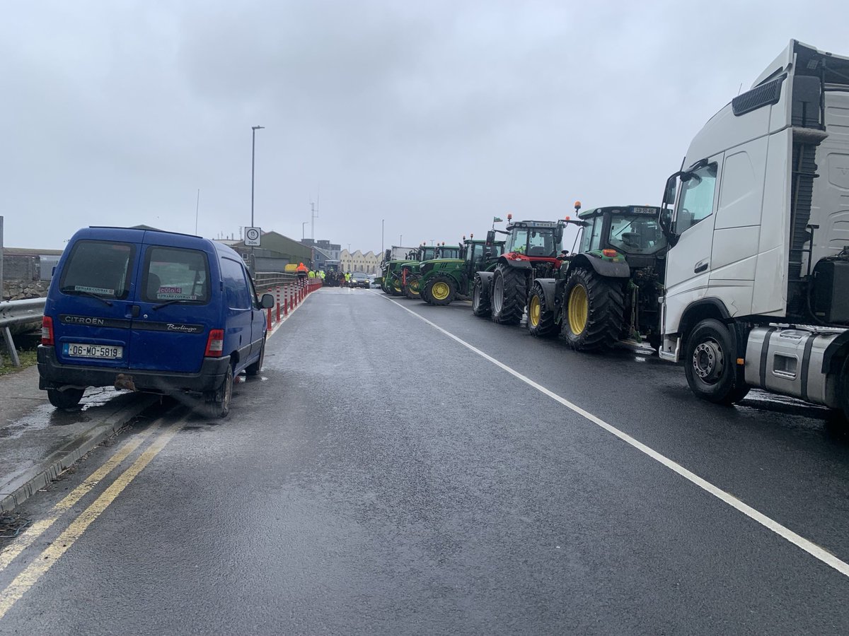 gunhilljen13's tweet image. Just left the Galway #fuelprotest. It does not look like the lads plan to leave anytime soon. They just let out a couple of tankers.. now it’s up to Mehole to LISTEN.