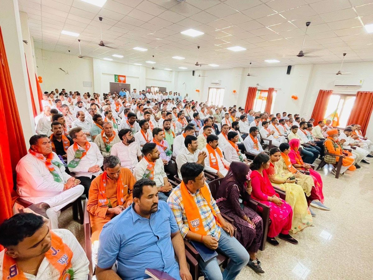 Sumit_Godara11's tweet image. प्रदेश अध्यक्ष माननीय श्री मदन जी राठौड़ द्वारा आज भाजपा कार्यालय ,बीकानेर में देहात भाजपा कार्यसमिति की बैठक में ।
#bjp #party #modiji #bjpworker #BJP4india 
#bjppresident #bikaner #rural #rss 
@madanrrathore @BhajanlalBjp @BJP4Rajasthan @BJP4India @RSSorg @PMOIndia @AmitShah
