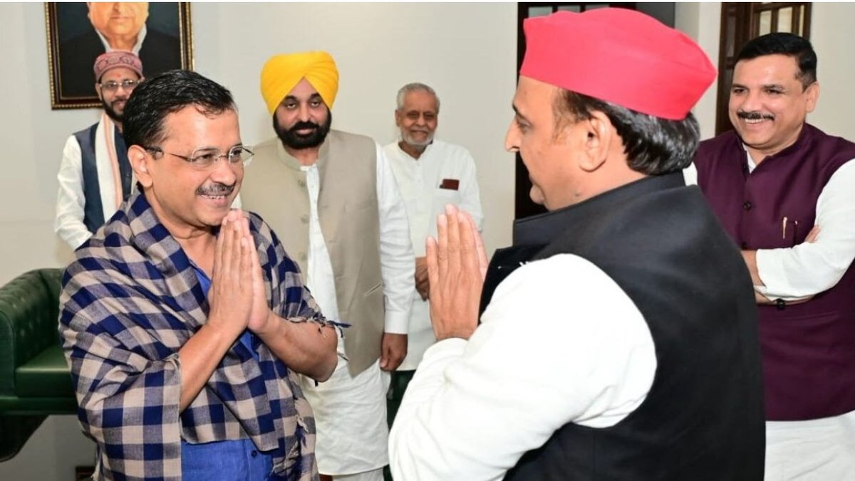 savedemocracyI's tweet photo. Breaking News 🚨 

 UP राजनीति में एक बड़ा ट्विस्ट आ गया है🔥🔥

उत्तर प्रदेश के पूर्व मुख्यमंत्री अखिलेश यादव ने राजस्थान एक नहीं बल्कि दो झटके दिए हैं। 

पहला झटका कांग्रेस के लिए ये है कि राजस्थान में आने की बात करके संकेत दिए हैं कि आने वाले समय में सपा भी राजस्थान में लड़ सकती है। 

दूसरा झटका जयपुर से अखिलेश यादव ने आम आदमी पार्टी को भी दिया है , अखिलेश यादव ने कहा की 

“समाजवादी पार्टी किसी नए दल के साथ गठबंधन नहीं करेगी। जो मौजूदा गठबंधन है, उसी के साथ चुनाव लड़ेंगे।”

यानी साफ है कि यूपी विधानसभा चुनाव में सपा INDIA गठबंधन के साथ ही मैदान में उतरेगी, जहां पहले से कांग्रेस के साथ गठजोड़ बना हुआ है।

सियासी गलियारों में चर्चा थी कि सपा और अरविंद केजरीवाल की आम आदमी पार्टी के बीच भी गठबंधन हो सकता है…

लेकिन इस बयान के बाद इन सभी अटकलों पर पूरी तरह विराम लग गया है।

याद दिला दें कि दिल्ली विधानसभा चुनाव के दौरान अखिलेश यादव ने AAP के लिए कई रोड शो भी किए थे, 

जिससे गठबंधन की उम्मीदें और मजबूत हो गई थीं।

माना जा रहा था कि केजरीवाल को भी यूपी में सपा के साथ गठबंधन की उम्मीद थी…

लेकिन अब इस बयान ने सीधा झटका दे दिया है!

UP 2027 की सियासत अब और दिलचस्प होने वाली है!
