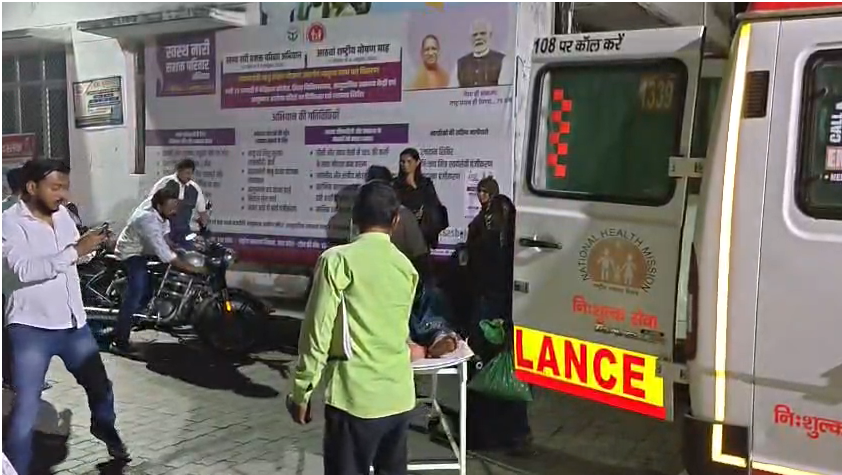 bstvlive's tweet image. हमीरपुर 

➡पति ने विवाद के बाद गर्भवती पत्नी को मारी लात
➡पेट में लात लगने से महिला के शुरू हुई ब्लडिंग
➡पत्नी के साथ मारपीट कर पति मौके से हुआ फरार 
➡पुलिस ने एंबुलेंस से महिला को अस्पताल पहुंचाया
➡सदर कोतवाली क्षेत्र के गौरा देवी का मामला

#Hamirpur #Crime #PoliceAction