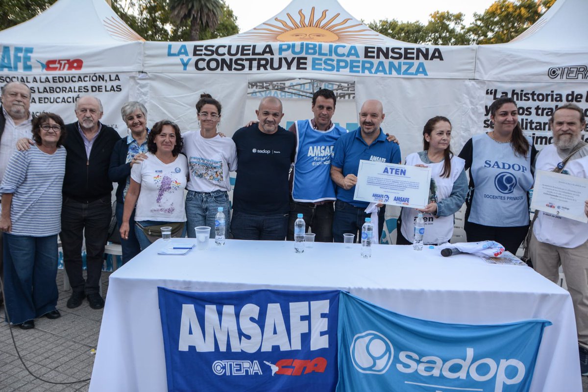 Crece desde las provincias el reclamo de restitución de la Ley de Financiamiento Educativo víctima de las políticas de ajuste de Milei. 
En Rosario, con AMSAFE de CTERA y SADOP tras la huella de la Carpa Blanca.