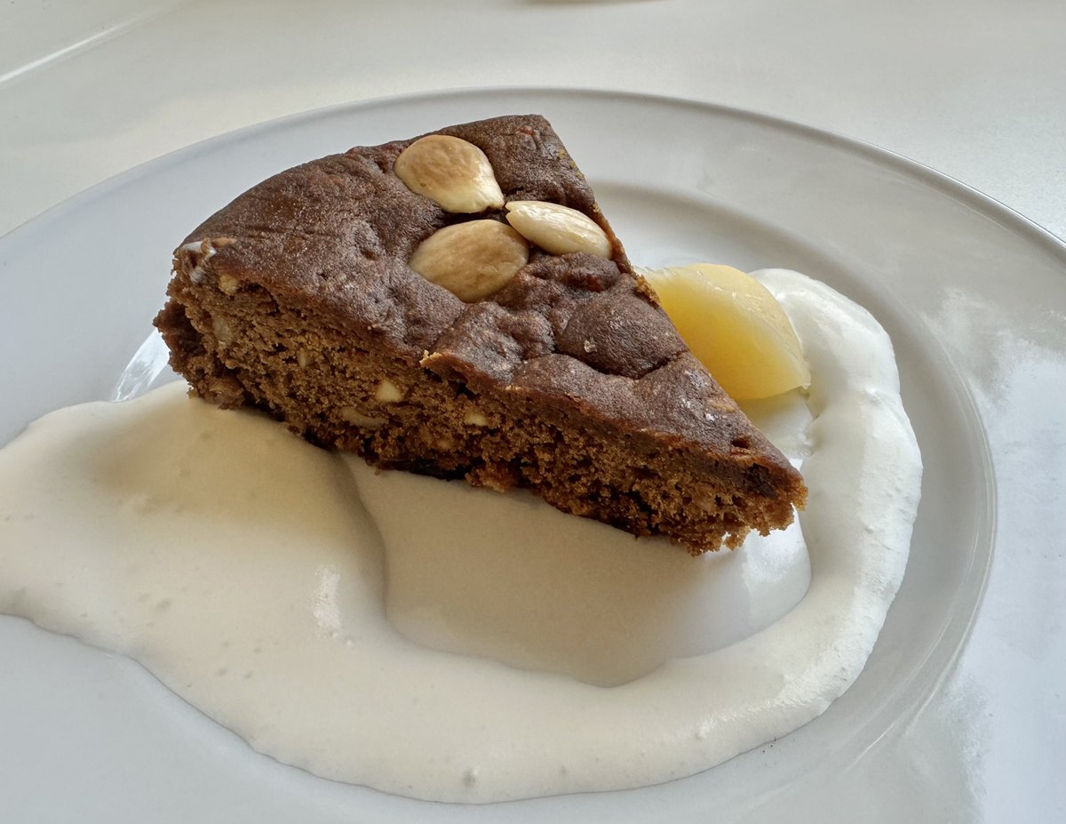 Annabaesle's tweet image. Nun wird das letzte Kapitel #Madeira geschlossen mit dem Traditionshonigkuchen #BolodeMel 

Gehaltvoll u fein.
Fast adventlich.
Dazu ungesüßte Sahne,ein Klecks meines neulich selbst gemachten #LemonCurd s.

Eine Wonne.❤️

Wer will?

⁦@NutzSibi⁩
⁦@Charlie_denkt⁩