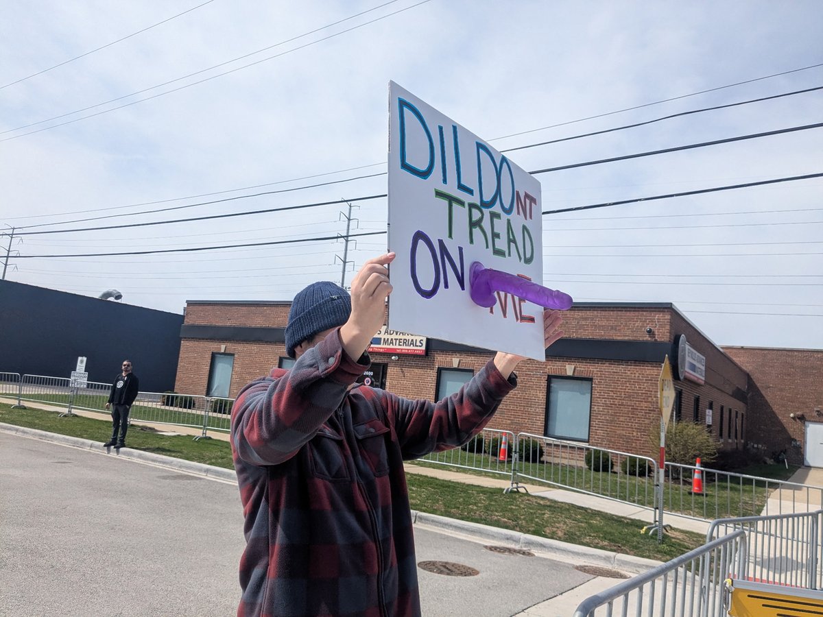 🚨"DILDO-nt TREAD ON ME"

We'll be LIVE at 1pm est from a F*CK ICE DILDOS Protest outside ICE detention center near Chicago. And protesters are bringing out the sex toys to mock Trump's troops. LIVE LINK below⬇️