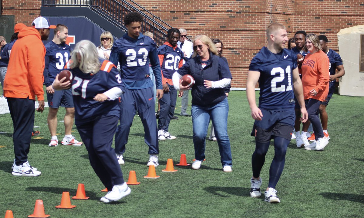 JWerner247's tweet image. #illini Mom’s Day practice underway