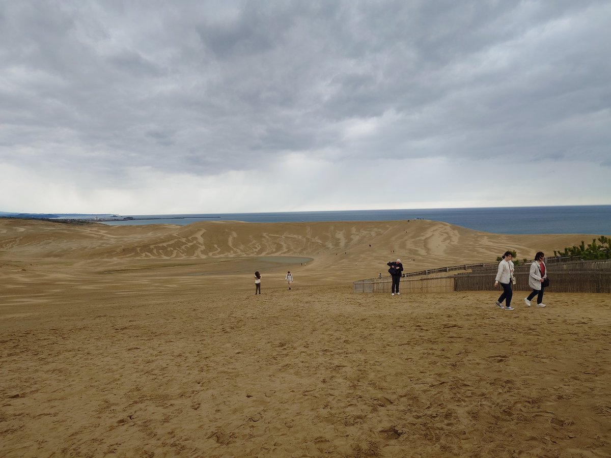 午後からは、曇天に負けずに砂丘へ…
もうね、足がダメだから登りには行けないけど、勇壮な景色だから、眺めるのは大好きなんだ…勿論、記念撮影もしたよ！