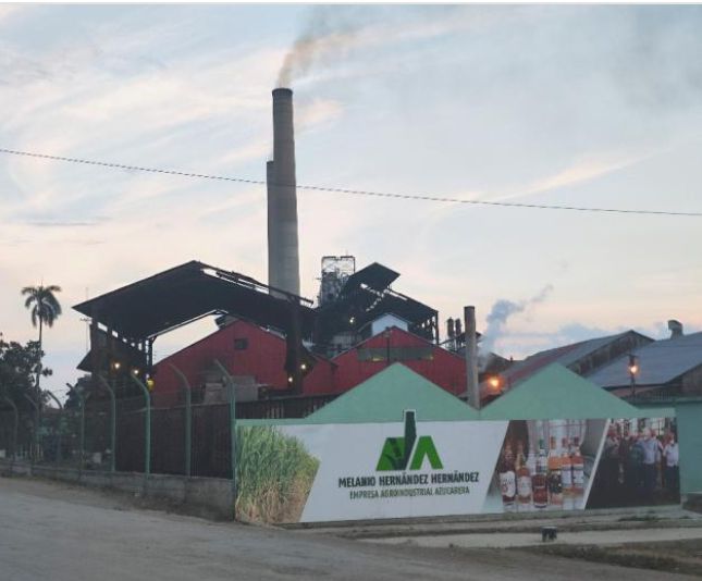 El <a href="/GAzcuba/">Grupo Azucarero AZCUBA🇨🇺</a> felicita a  @EAAMelanioHernández, de la provincia de Sancti Spíritus con sus dos industrias y las unidades productoras de caña dispersas por varios municipios, por merecer la condición de Vanguardia Nacional en 2025. ¡Muchas  felicidades! azucareros.#Cuba