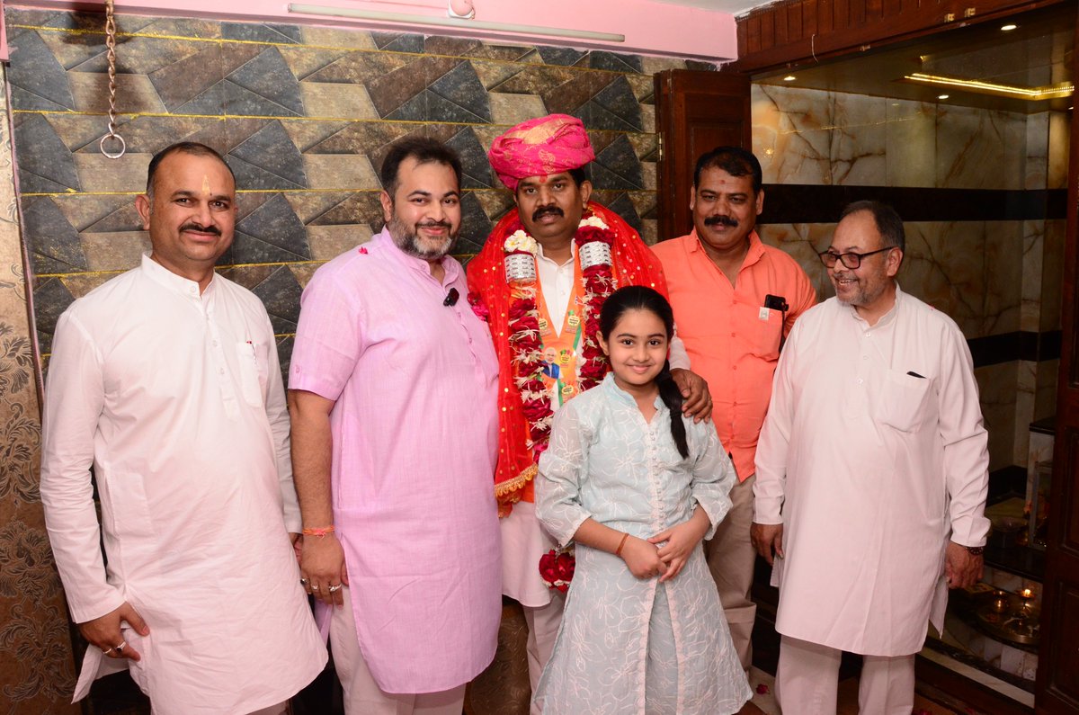 MahendraForBJP's tweet photo. आज जन्मदिवस के अवसर पर देवास में श्री जयंत भैय्या जैन जी के निवास पर माँ जगजननी के दर्शन कर आशीर्वाद प्राप्त किया।
इस अवसर पर जगजननी परिवार द्वारा प्राप्त स्नेह, विश्वास एवं आत्मीयता ने मन को अभिभूत किया। 
अमूल्य शुभकामनाओं के लिए हृदयतल से हार्दिक आभार! https://t.co/BM4eNr0XMO
