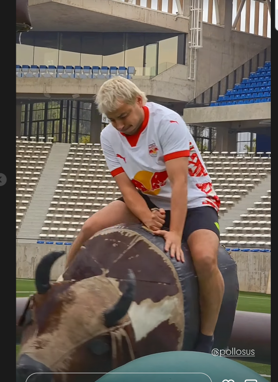 k4v3zetayque's tweet photo. un día te dicen respetémoslo cuidémoslo es un museo por favor

al otro te meten al pollo castillo a webiar arriba del toro mecánico https://t.co/UZzHVaDlIW