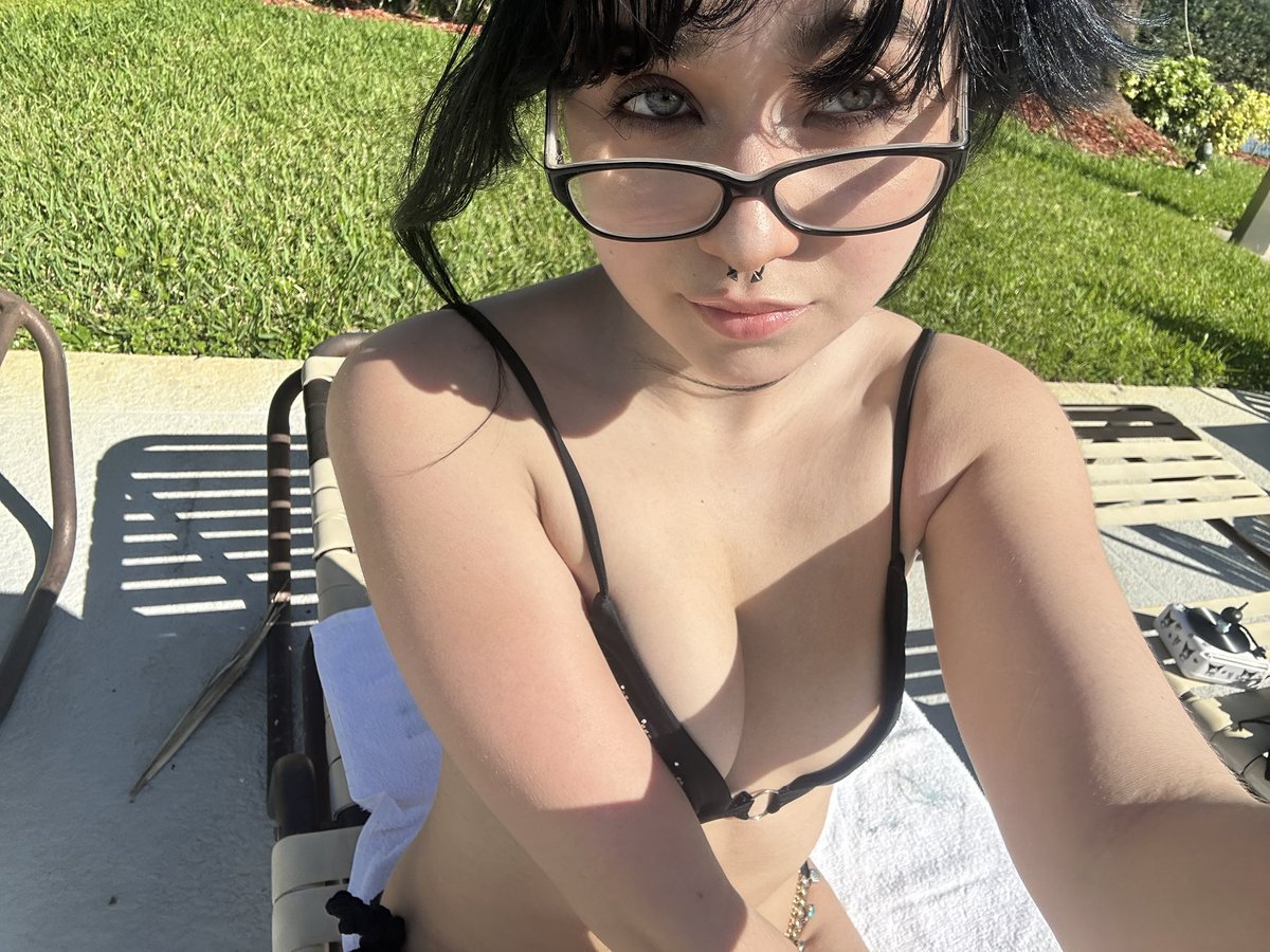 AngieValeX's tweet photo. Sunny sky tiny tits and green eyes 
#bikini #tanning #alt #pool https://t.co/jpKa5XWzob