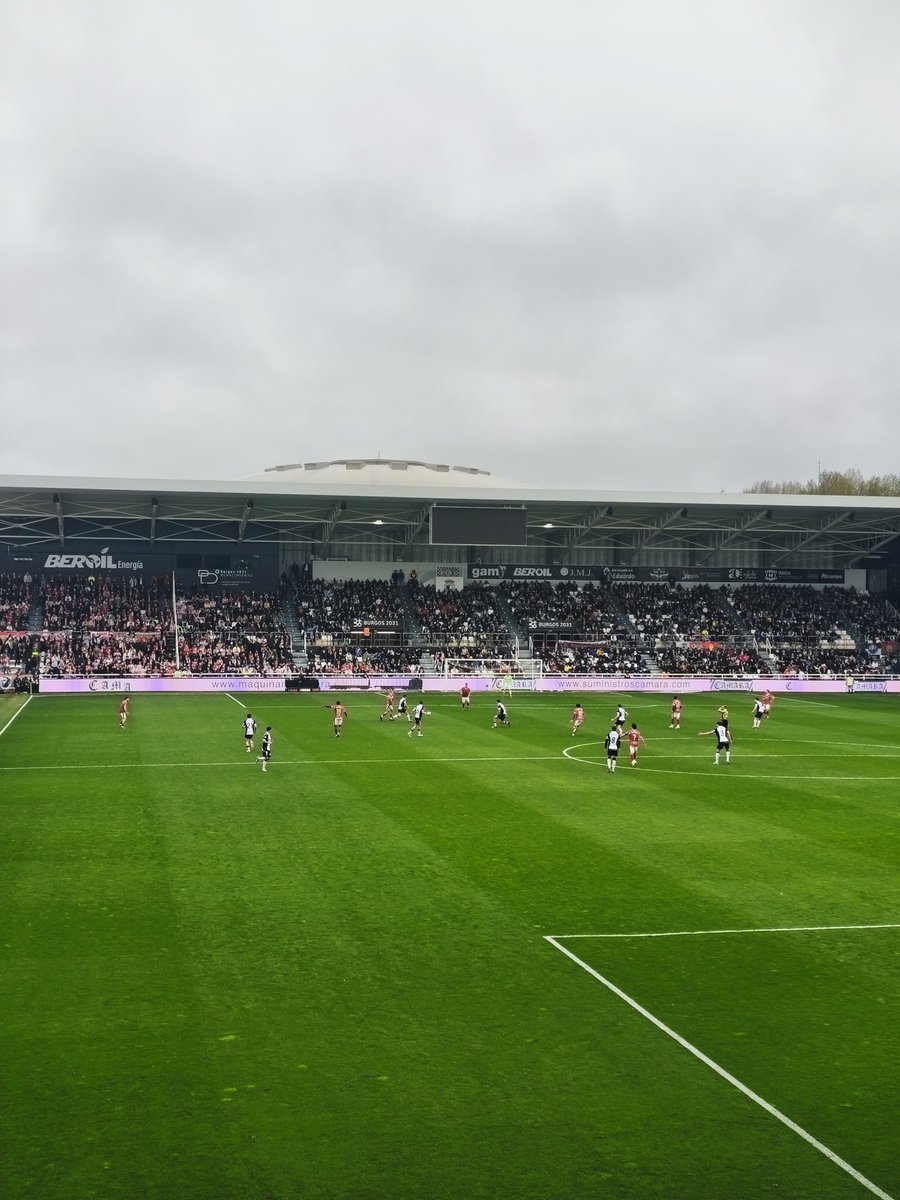 ArnaizRojo's tweet photo. Lo de la liga retro se lo han tomado muy enserio.todo el fondo sur sin marcador 🤣🤣🤣.
@Burgos_CF @LaLiga2 https://t.co/PujxDahcHT