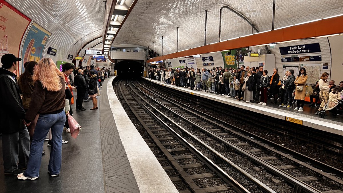 SonyNolais's tweet photo. @Ligne7_RATP améliorer la fréquence le week end ? https://t.co/TTkBZ9OeO6