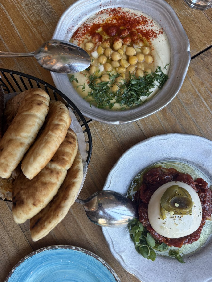 BranaDane's tweet image. Brunching &amp;amp; lunching #hummus